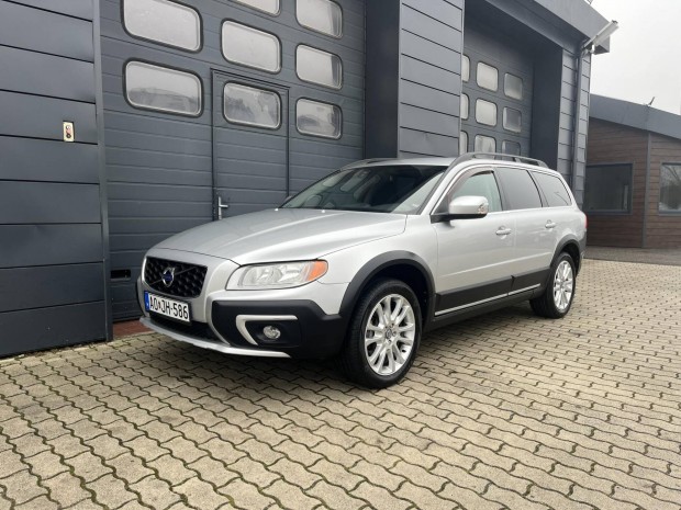 Volvo XC70 2.4 D [D4] AWD Momentum Szervizk�nyv...